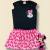Vestido infantil com parte superior preta e estampa da Minnie com laço rosa, saia rosa com estampa de laços vermelhos