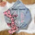 Conjunto de moletom infantil para meninas com estampa de gato, incluindo um casaco cinza e uma calça rosa.