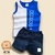 Conjunto de roupas para bebê menino, incluindo uma camiseta azul com detalhes e um short preto.