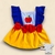Vestido infantil inspirado na Branca de Neve, com detalhes em azul, vermelho e amarelo, e um bordado de maçã na parte frontal.