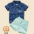 Conjunto infantil masculino com camisa estampada azul e bermuda de linho verde água.