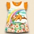 Vestido infantil laranja com estampa de bicho preguiça e arco-íris, decorado com flores coloridas.