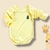 Body manga longa amarelo para menino com estampa de urso.