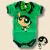 Body bebê de manga curta verde com estampa da personagem Docinho das Meninas Super Poderosas, acompanhado de uma faixa verde.