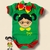 Body bebê de manga curta na cor verde com estampa de Chiquinha da turma do Chaves de óculos e laço amarelo, acompanhado de faixa colorida.