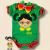 Body bebê de manga curta na cor verde com estampa de Chiquinha da turma do Chaves de óculos e laço amarelo, acompanhado de faixa colorida.