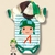 Body bebê de manga curta com estampa do personagem Chaves e touquinha colorida.