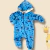 Macacão flanelado azul para bebê menino com touca e estampas de raposas e ursos.