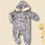 Macacão flanelado para bebê menino com touca em fleece, estampado com raposas e ursinhos.