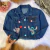 Jaqueta jeans escura infantil com bordados dos personagens Lilo e Stitch nas laterais e botões coloridos