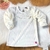 Vestido infantil flanelado na cor branca, com detalhes em pérolas e mangas bufantes.