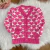 Casaco cardigan tricot infantil feminino rosa chiclete com estampa de corações