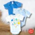 Kit de body bebê com três peças: duas lisas nas cores azul e uma estampada com gatinhos.
