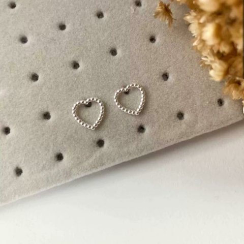 Brinco Coração Vazado em Prata 925