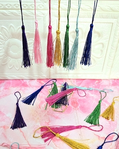 10 PIEZAS POMPONES DE HILO SEDOSO ELIGE TU COLOR / BORLAS DE HILO SEDOSO - comprar en línea