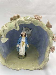 Nossa senhora na capela com rosas em cerâmica, feito á mão. - comprar online