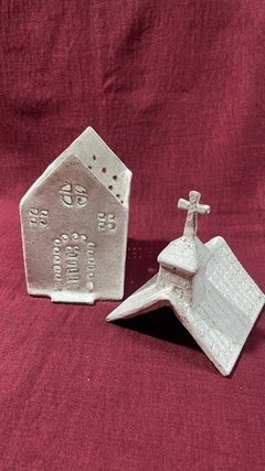 Igreja em cerâmica, feita a mão. na internet