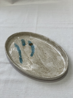 Imagem do Kit com 1 Travessa e 3 Pratos em ceramica, feito à mão.