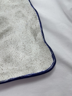 Travessa em cerâmica, feita à mão com textura. - comprar online