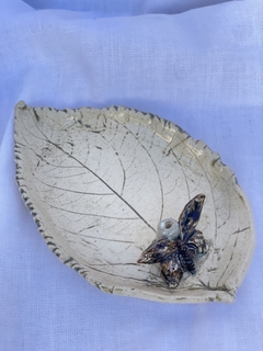 Incensário com aplicação de borboleta em cerâmica, feito à mão. - comprar online
