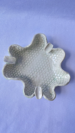 Cinzeiro em porcelana com relevo faço de abelhas, feito a mão. - comprar online