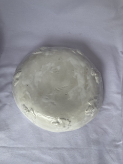 Tigela rasa com alto relevo, em cerâmica feito a mão. - comprar online