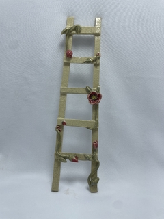Escada decorativa, em cerâmica feita à mão.