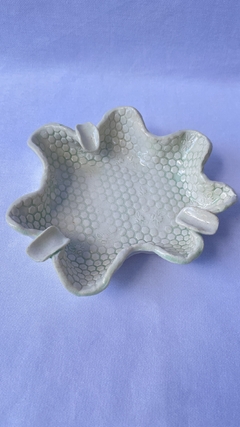 Cinzeiro em porcelana com relevo faço de abelhas, feito a mão.
