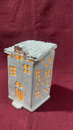 Casinha em cerâmica, feita à mão.