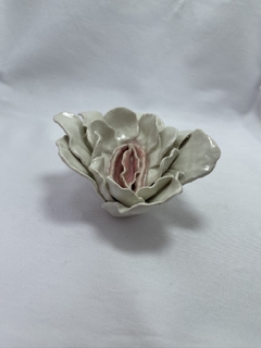 Flor vulva em cerâmica, feito à mão.
