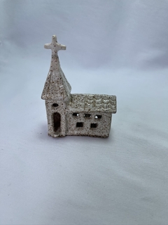 Capela em miniatura feita à mão, em cerâmica.