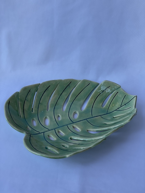 Objeto decorativo/Fruteira feito à mão em cênica vitrificada.