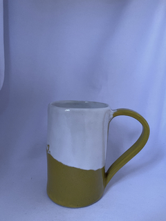 Caneca em cerâmica, feito à mão. na internet