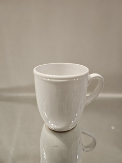 Taza de cerámica lisa con asa