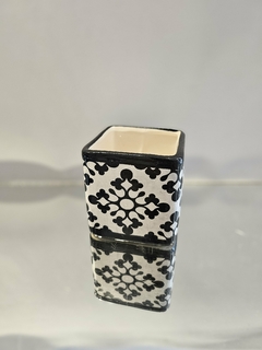 Maceta cuadrada con diseño en internet