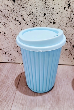 Vasos rayados pastel en internet