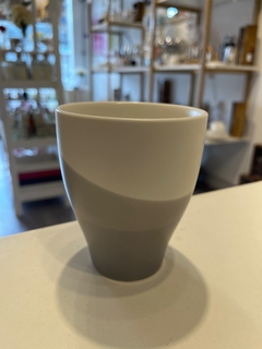 Vaso blanco y gris