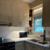 Imagen de una cocina con una barra LED de 30 cm instalada, iluminando la superficie de trabajo y los armarios.