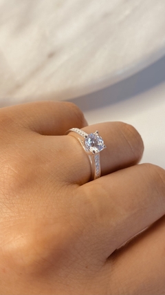 Anillo de Compromiso Ellie en internet