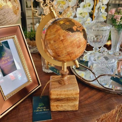Globo com base quadrada em madeira - comprar online
