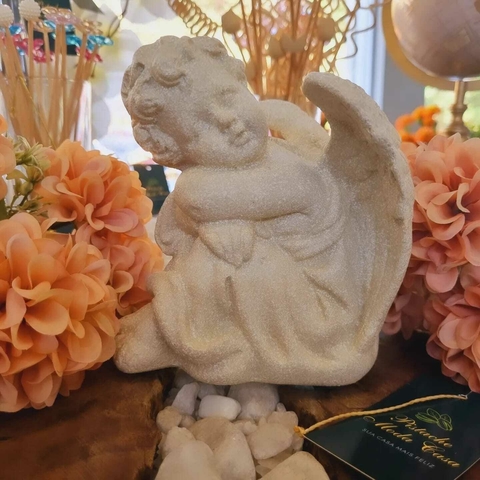 Anjo Mão no Joelho Bege