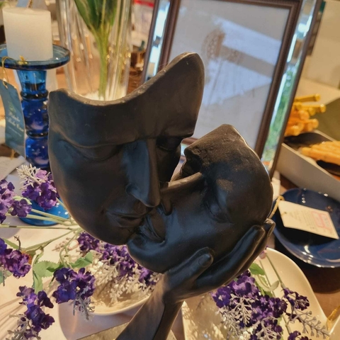 Escultura O BEIJO - comprar online