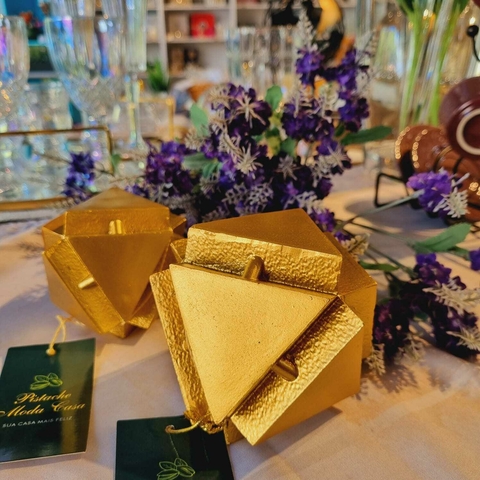 BOLA RESINA COM TRIANGULOS DOURADOS