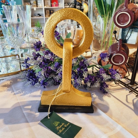 ESCULTURA RESINA COM BASE ELOS DOURADOS. - comprar online