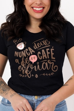 T-Shirt Nunca deixe a fé e o café esfriar - comprar online