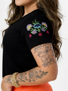 T-Shirt Flores Bordada na Manga