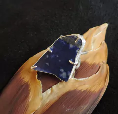 Azul. Anel de prata com chapa de lapis lazuli