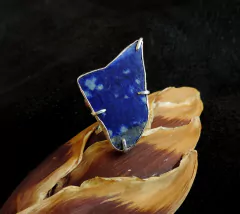 Azul. Anel de prata com chapa de lapis lazuli na internet