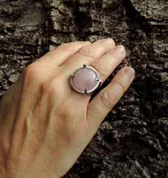 Imagem do Somerset. Anel de prata com quartzo rosa
