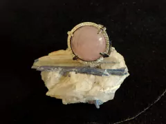 Somerset. Anel de prata com quartzo rosa